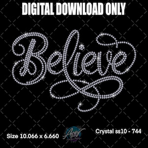 Könnte beinhalten: Digitaler Download-Grafik mit dem Wort "Believe" in funkelnden Strasssteinen. Das Design ist vor einem schwarzen Hintergrund und enthält den Text "DIGITAL DOWNLOAD ONLY". Die Größe beträgt 25,57 x 16,92 cm.