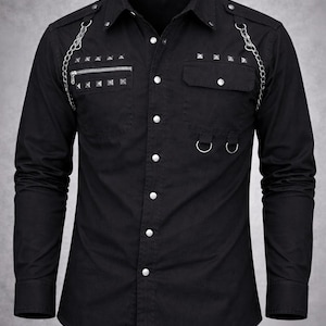 Camisa gótica negra para hombre: cadenas con tachuelas, detalle de cremallera, manga larga con botones