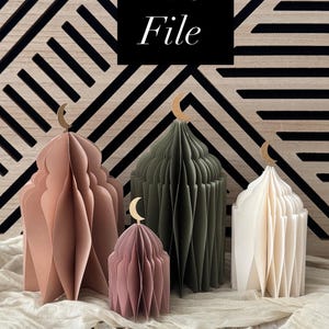 Könnte beinhalten: Vier Papierlaternen in Rosa, Grün und Weiß, jede mit einem goldenen Halbmond. Die Laternen stehen auf einem weißen Tuch vor einem geometrischen Holzgrund. Der Text auf dem Bild lautet "SVG PNG File."