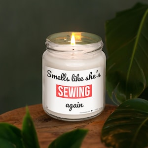 Smells like she’s sewing again Scented Soy Candle, Sewing Candle, Funny Sewer Gift, Sewing Studio Decor, Birthday Gift Idea, Sewing Lover