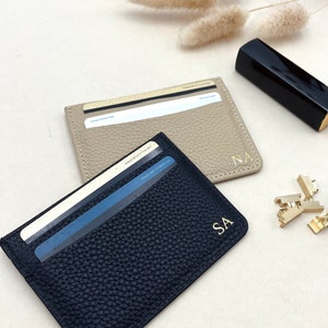 Porte-Carte en cuir de haute qualité. Peux contenir jusqu’a 8 cartes. Un cadeau utile et unique.