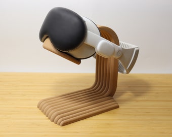 Può includere: Un supporto in legno con un design curvo tiene una maschera per dormire bianca e nera. Il supporto è realizzato con più strati di legno, creando un aspetto unico ed elegante.