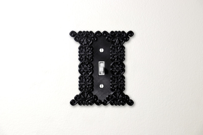 Pu&ograve; includere: Un cartello in legno rustico con la scritta "Welcome to our home" in stile scritto a mano. Il cartello presenta una finitura invecchiata e un design semplice e invitante, perfetto per un portico o un ingresso.