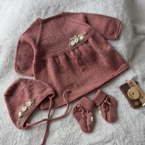 Jurk voor babymeisje, handgebreide babyjurk, babymuts, babyslofjes, geborduurde bloemenjurk, cadeau pasgeboren.