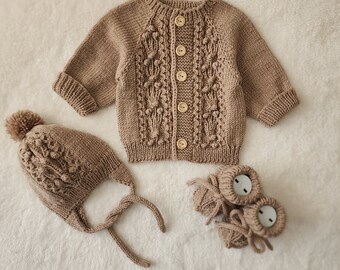 Conjunto de cardigan de bebê tricotado à mão: roupa de algodão orgânico para recém-nascido