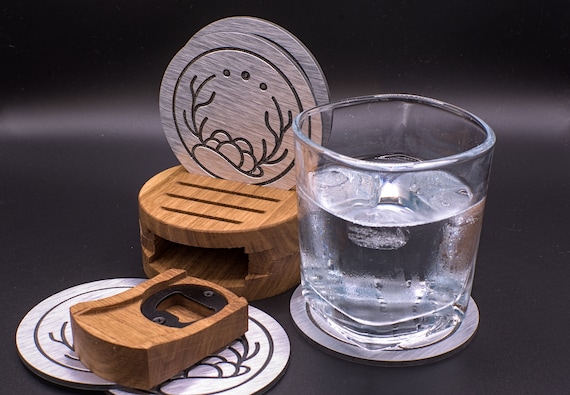 Einzigartige Glasuntersetzer aus Aluminium-Verbund | Schwarzwald-Flair und Eleganz | Stilvolles Design in Holz-Halterung mit Flaschenöffner