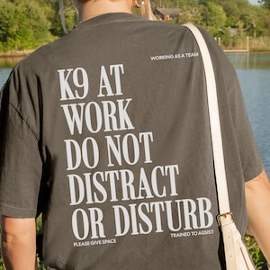 Hundförare, K9 på jobbet, distrahera inte, arbetshundmamma, bekväma färger, långärmad t-shirt, servicehundgåva för män