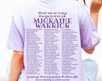 Puede incluir: Una camiseta de color lila claro con las palabras "MIGRAINE WARRIOR" en una fuente estilizada. La camiseta tiene una lista de frases de apoyo. Las palabras "coraje, compasión, fuerza" están en la parte inferior. La camiseta es parte de una colección de ropa.