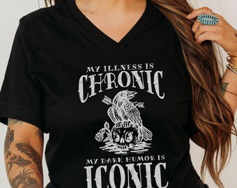 Camiseta con cuello en V para supervivientes de brotes de enfermedades crónicas y humor negro. Regalo para personas con síndrome de POTS, Ehlers-Danlos, EDS y CRPS.