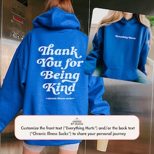 Peut inclure: Un sweat à capuche bleu roi avec le texte blanc "Thank You for Being Kind" et "+ chronic illness sucks +" au dos. Le devant affiche "Everything Hurts". L'image comprend également le texte "Customize the front text ("Everything Hurts") and/or the back text ("Chronic Illness Sucks") to share your personal journey".