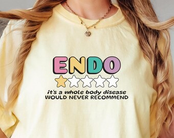 Puede incluir: Camiseta amarillo claro con la palabra "ENDO" en letras burbuja rosas y moradas, con contorno negro. Debajo, cinco estrellas, una rellena. El texto dice "it's a whole body disease WOULD NEVER RECOMMEND".