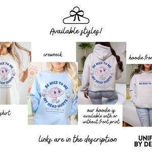 Puede incluir: Una camiseta gr&aacute;fica, una sudadera de cuello redondo y una sudadera con capucha con un dise&ntilde;o azul claro y blanco que presenta un cerebro de dibujos animados con el texto "Be Nice To Me My Head Hurts".