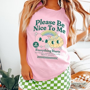 Sé amable conmigo Todo duele Colores cómodos Camiseta sin mangas Enfermedad crónica Camiseta de verano Dolor crónico Regalo para Spoonie Camisetas de verano para mujeres