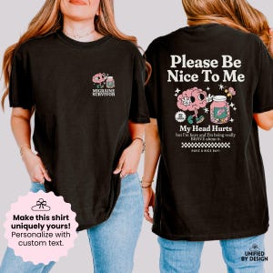 Op de afbeelding: Zwart T-shirt met een afbeelding van een brein met een potje waarop "Migraine Survivor" staat. De achterkant van het shirt heeft een afbeelding van een brein met een potje en de tekst "Please Be Nice To Me. My Head Hurts but I'm here and I'm being really BRAVE about it. Have a nice day!"