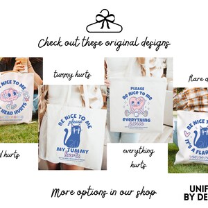 Puede incluir: Cuatro bolsas de tela con diferentes dise&ntilde;os. Cada bolsa tiene un fondo blanco con ilustraciones y texto azules y rosas. El texto en las bolsas dice "S&eacute; amable conmigo" e incluye frases como "Me duele la cabeza", "Me duele la barriga", "Todo me duele" y "Es un d&iacute;a de brote".