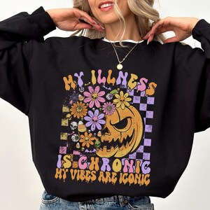 Min sjukdom är kronisk, vibbar är ikoniska, tröja Spoonie Halloween-tröja Pastell Goth Mental hälsa Humor Kronisk sjukdom Funktionsnedsättning Pride