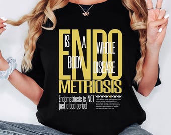 Puede incluir: Camiseta negra con texto amarillo que dice "Is a Whole Body Disease Endometriosis. Endometriosis is NOT just a bad period."