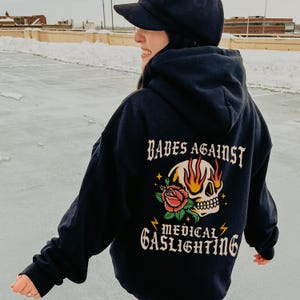 Babes gegen Medizinische Gaslighting Hoodie Flaming Schädel Chronische Krankheit Kapuzen-Sweatshirt Chronische Schmerzen Geschenk für Spoonie unsichtbare Krankheit