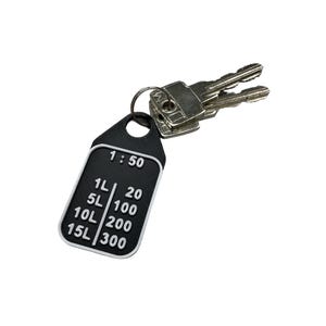 Könnte beinhalten: Schwarzer Schlüsselanhänger mit einem silbernen Schlüssel und einem schwarzen Anhänger mit der Aufschrift "1:50" und einer Tabelle mit den folgenden Maßen: 1L 20, 5L 100, 10L 200, 15L 300.