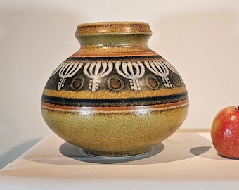 Eine westdeutsche Fat Lava Vase von KMK Keramik. Die Vase ist braun und beige.