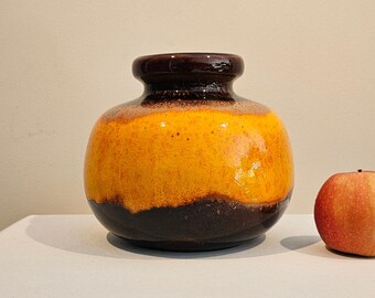 Eine westdeutsche Fat Lava Vase von Scheurich. Die Vase ist orange und braun und hat die Nummer: 284-15.