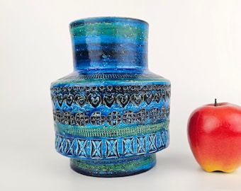 Un magnifique vase Bitossi vintage. Décor "Rimini Blue", conçu par Aldo Londi. Modèle 712