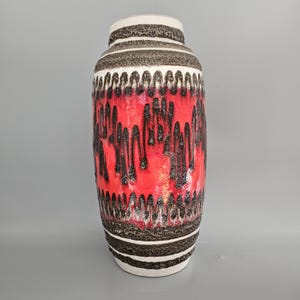 Jarrón de lava grasa de Alemania Occidental fabricado por Scheurich. Formulario número 553-38. Colores: Rojo, negro y blanco. WGP / MCM / 1960 / 1970.