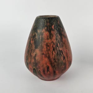 Può includere: Un piccolo vaso in ceramica rosso e nero con una smaltatura marmorea unica.