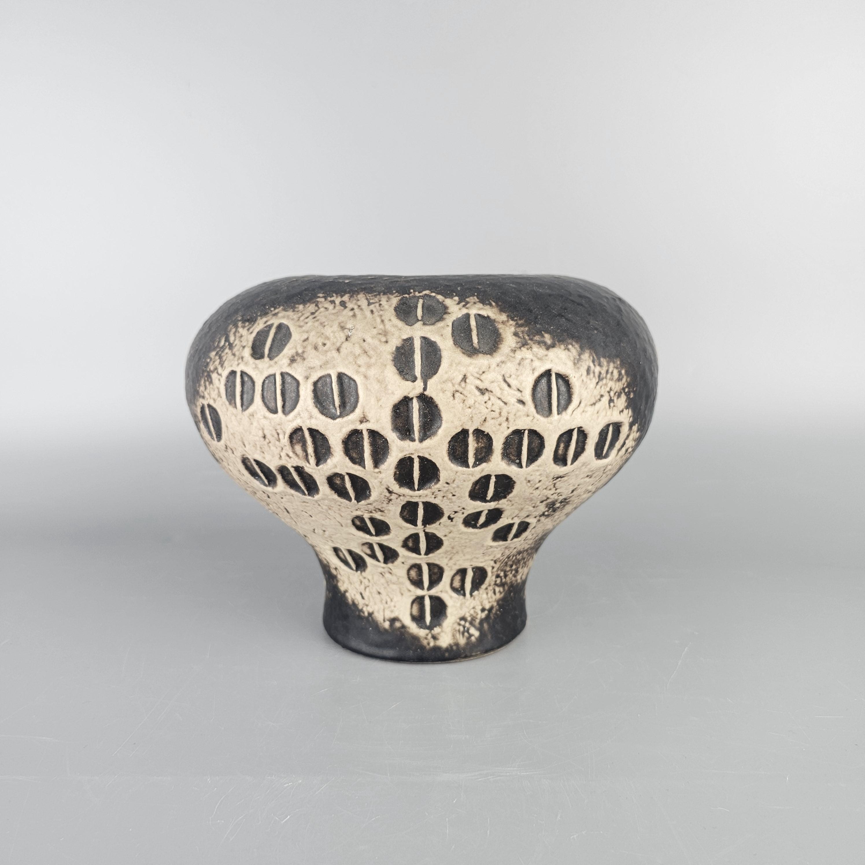 西ドイツFAT LAVA　ビンテージ花瓶　tonnieshof ビンテージの西ドイツの Fat Lava 花瓶。 Carstens Tonnieshof