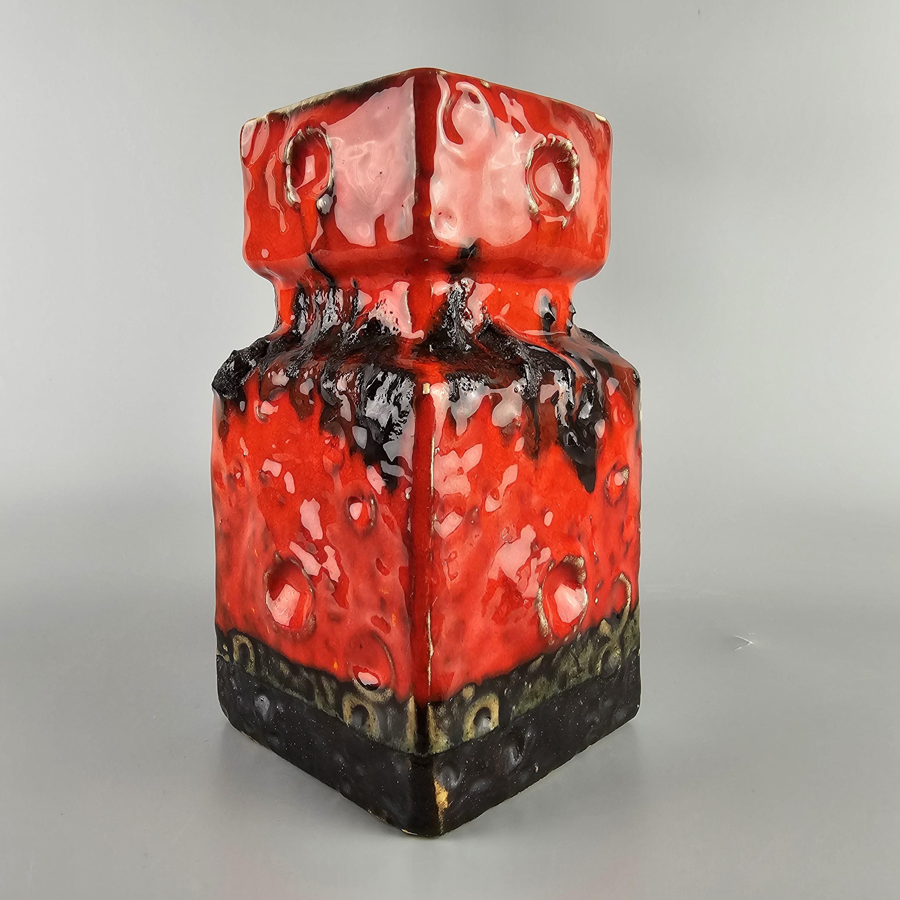 Jopeko 社製の西ドイツのビンテージ Fat Lava 花瓶。色: 赤と黒。土星