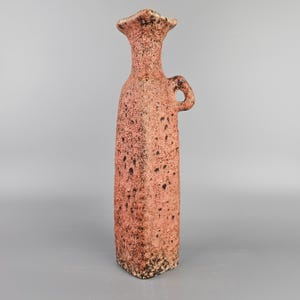 A rare vintage vase made by &quot;Vest Keramiek&quot; / &quot;van Woerden&quot;, Gouda, Holland. Orange/pink glaze &quot;Van Gogh Red&quot;. Number NG32.