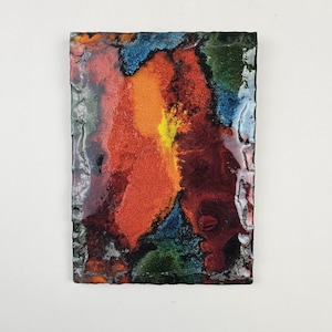 Può includere: Dipinto astratto su uno sfondo testurizzato scuro con colori vivaci di rosso, arancione, giallo, blu e verde.