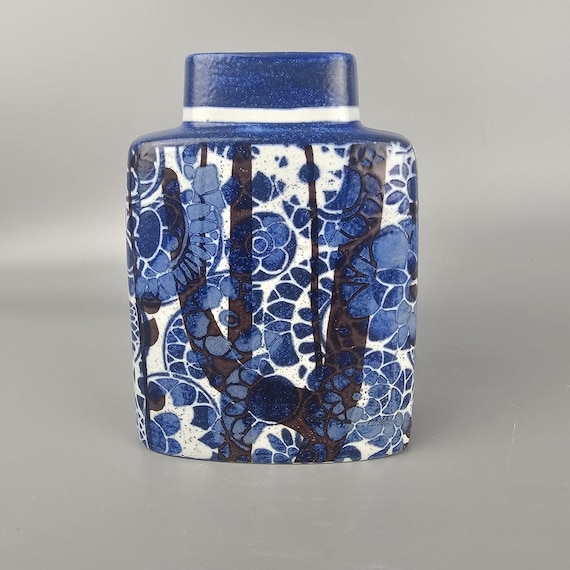 デンマーク製 ロイヤルコペンハーゲン青紫装飾 陶器花瓶 ロイヤルコペンハーゲンのヴィンテージ花瓶。ヨハンネ・ガーバーによる