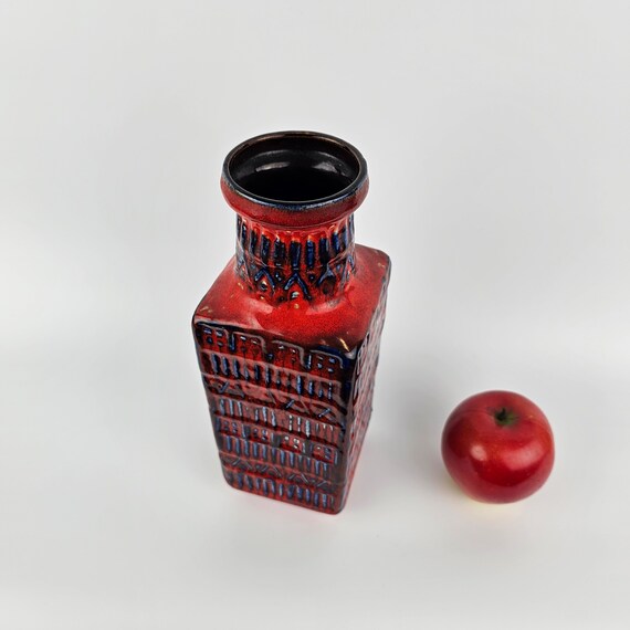 Bay Keramik 社製の西ドイツの Fat Lava 花瓶。花瓶は赤と青で、70 25