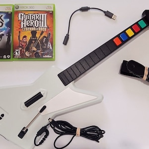 Xbox 360 Guitar Hero X-Plorer Paquete de controlador con cable para guitarra con 2 juegos, dongle y correa