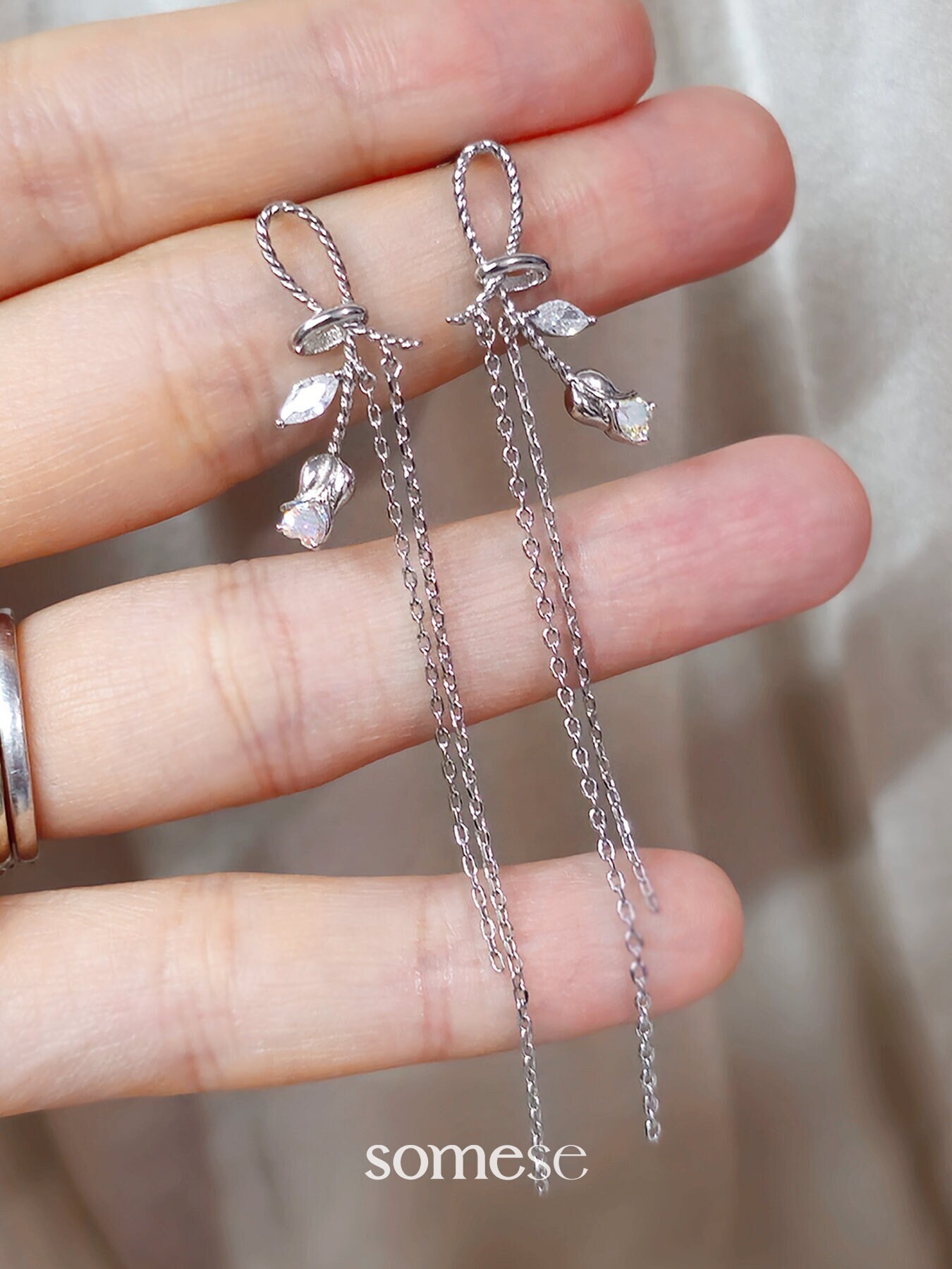 【はこぽす対応商品】 Ribbon Rose Crystal 14k • Somese by Earrings Drop Chain Long アクセサリー