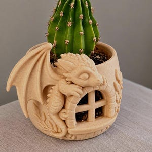 3D-geprinte plantenpot in de vorm van een slapend babydraakje, fantasiedrakenpot met vleugels, schattige decoratie voor een sprookjestuin, unieke cactuspot
