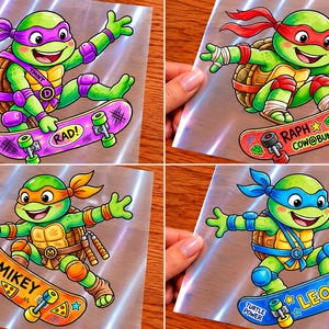 Könnte beinhalten: Vier transparente Aufkleber mit Cartoon-Schildkröten auf Skateboards. Einer hat eine lila Maske und sagt RAD!, einer eine rote Maske und sagt RAPH COW@BUNGA!, einer eine orange Maske und sagt MIKEY, einer eine blaue Maske und sagt LEO TURTLE POWER.