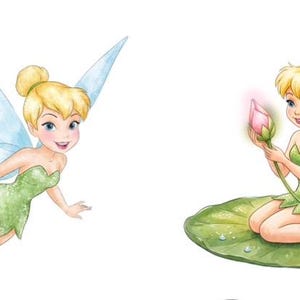 Könnte beinhalten: Zwei Illustrationen einer Fee mit blondem Haar im Dutt, die ein grünes Kleid und durchscheinende blaue Flügel trägt. Eine Fee fliegt, während die andere auf einem großen grünen Seerosenblatt sitzt und eine rosa Blütenknospe hält, die leuchtet.