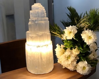 Lampe en cristal de sélénite : tour de montagne sculptée à la main, décoration d'intérieur