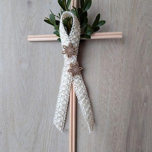 Könnte beinhalten: Rustikales Holzschild mit dem Text "Welcome to our home" in weißer Schrift. Das Schild hat eine Used-Optik und ein schlichtes, einladendes Design, ideal für die Dekoration im Eingangsbereich.