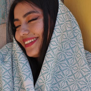 Mexicaanse rebozo FLOR • 100% katoen • handgemaakt in Oaxaca • witte basis en franje