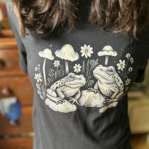 Frogs and Mushrooms Cottagecore T-Shirt, Cute Nature-Inspired Tee for Amphibians and Fungi Aesthetic Lovers, Unisex Shirt