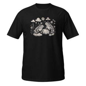 Frog & Mushroom Cottagecore T-Shirt – Unisex Black Nature Graphic Tee, Botanical Wildlife Gift