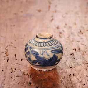 Pot en porcelaine Ming Swatow, décor de carpe bondissante, bleu et blanc, dynastie chinoise antique