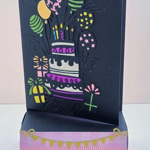 Carte d'anniversaire avec boîte cadeau coulissante