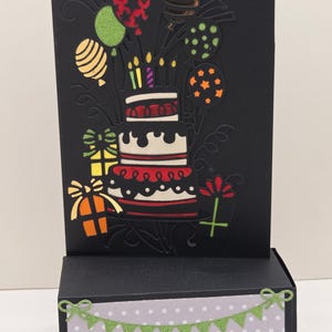 Carte d'anniversaire avec boîte cadeau coulissante