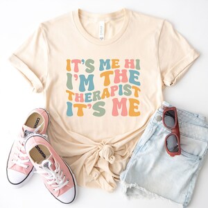 Its me hi im the therapist its me shirt, therapist tshirt, therapist gift, therapist appreciation shirt, therapist tee, mental health shirt