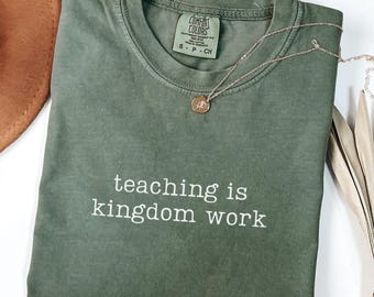Camiseta Comfort Colors "Enseñar es obra del Reino", camiseta para maestros cristianos, camiseta religiosa, regalo para maestros, camiseta para escuelas bíblicas.