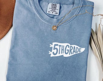 Camiseta con banderín para maestra de quinto grado, camiseta con bandera para maestra, regalo para maestra de quinto grado, camiseta de regreso a clases